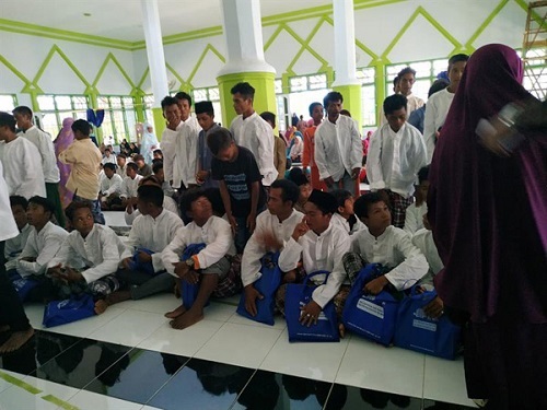 تشرف ۳۰۰ نفر از پیروان فرقه آنیمیسم به اسلام در مسجد «الفرقان» اندونزی